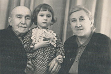 Михаил Иванович Коноров, Зоя Дмитриевна Конорова с внучкой Наташей, 1960-е годы